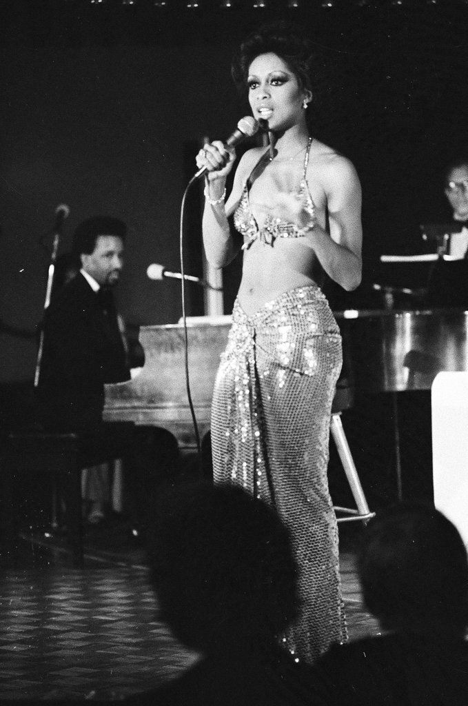Lola Falana performs at the Blue Max - Randy B. Leffingwell for Chicago Sun-Times