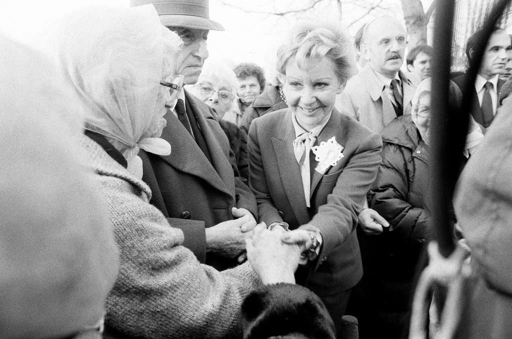 Mayor Jane M. Byrne lights Rogers Park Menorah - Jack Lenahan for Chicago Sun-Times