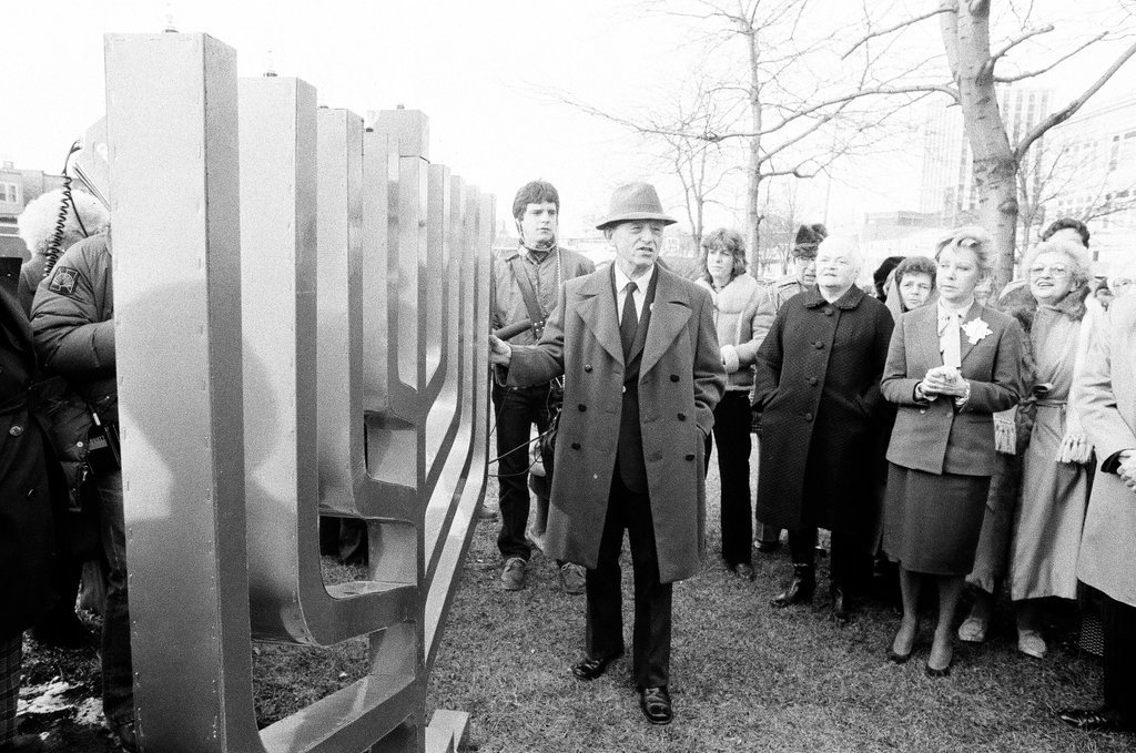 Mayor Jane M. Byrne lights Rogers Park Menorah - Jack Lenahan for Chicago Sun-Times