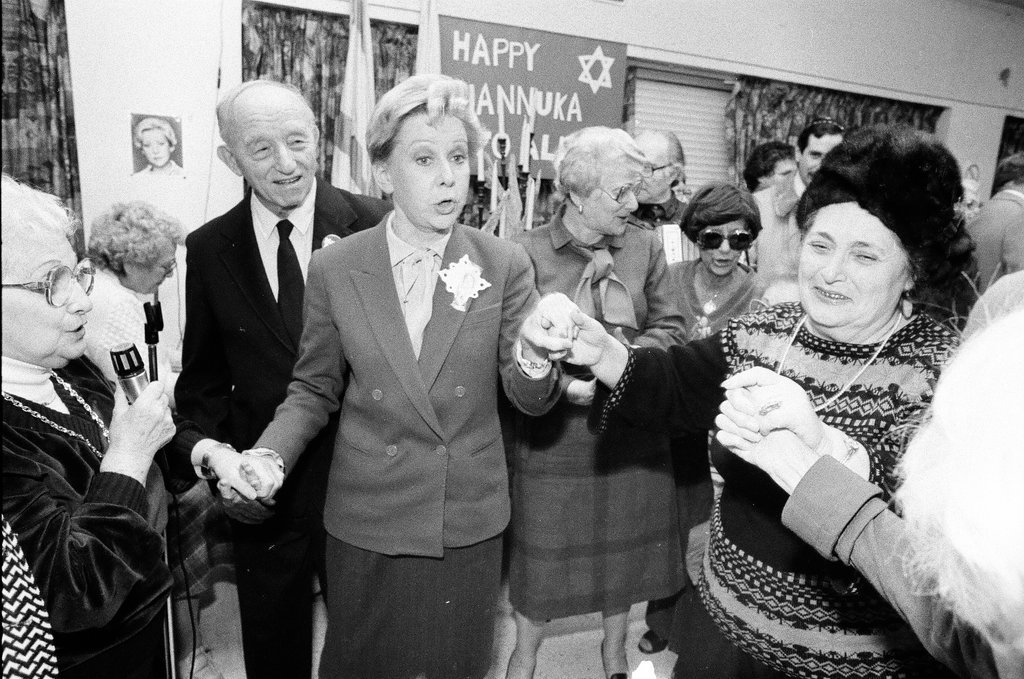 Mayor Jane M. Byrne lights Rogers Park Menorah - Jack Lenahan for Chicago Sun-Times