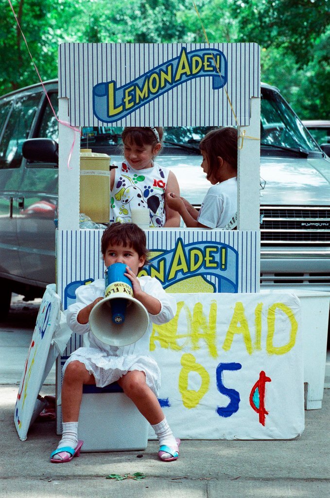 Children selling lemonade at Palmer Square Arts Fest - Amanda Alcock for Chicago Sun-Times