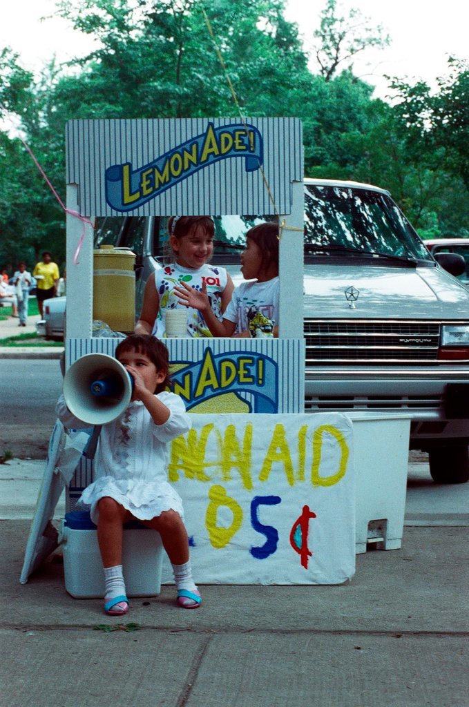 Children selling lemonade at Palmer Square Arts Fest - Amanda Alcock for Chicago Sun-Times