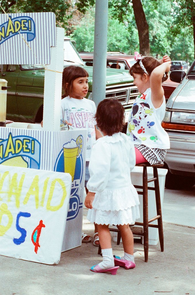 Children selling lemonade at Palmer Square Arts Fest - Amanda Alcock for Chicago Sun-Times