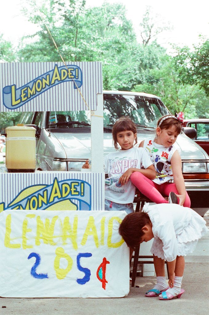 Children selling lemonade at Palmer Square Arts Fest - Amanda Alcock for Chicago Sun-Times