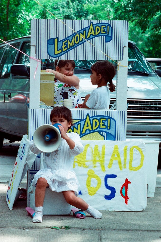 Children selling lemonade at Palmer Square Arts Fest - Amanda Alcock for Chicago Sun-Times