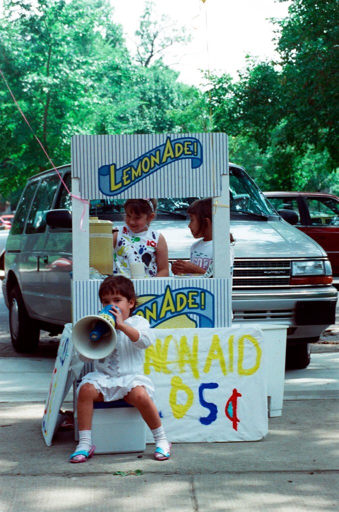 Children selling lemonade at Palmer Square Arts Fest - Amanda Alcock for Chicago Sun-Times