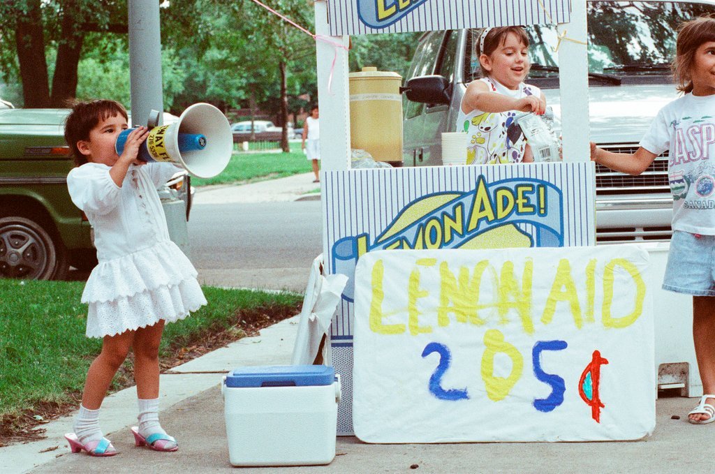 Children selling lemonade at Palmer Square Arts Fest - Amanda Alcock for Chicago Sun-Times