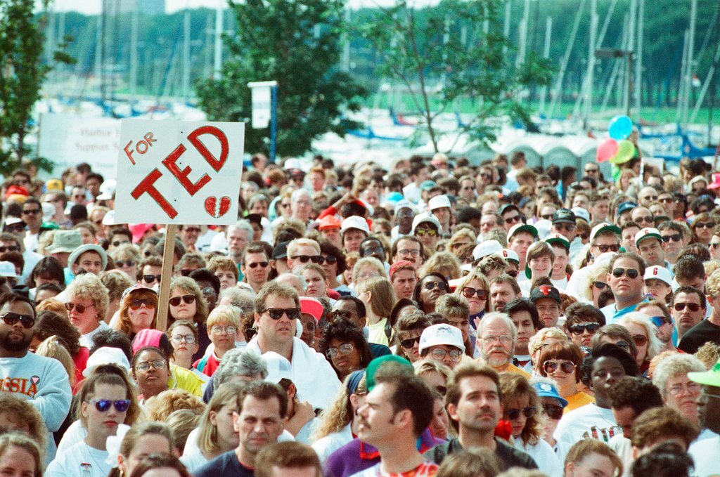 AIDS walk begins at Columbia Yacht Club - Amanda Alcock for Chicago Sun-Times
