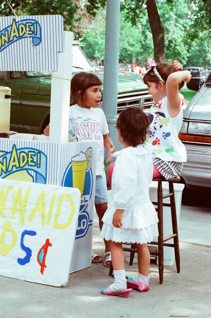 Children selling lemonade at Palmer Square Arts Fest - Amanda Alcock for Chicago Sun-Times