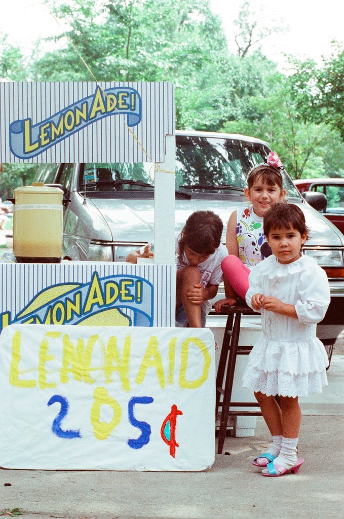 Children selling lemonade at Palmer Square Arts Fest - Amanda Alcock for Chicago Sun-Times