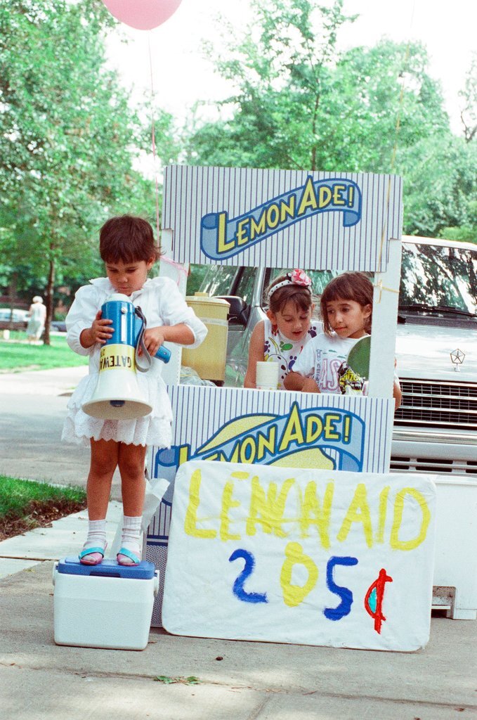 Children selling lemonade at Palmer Square Arts Fest - Amanda Alcock for Chicago Sun-Times