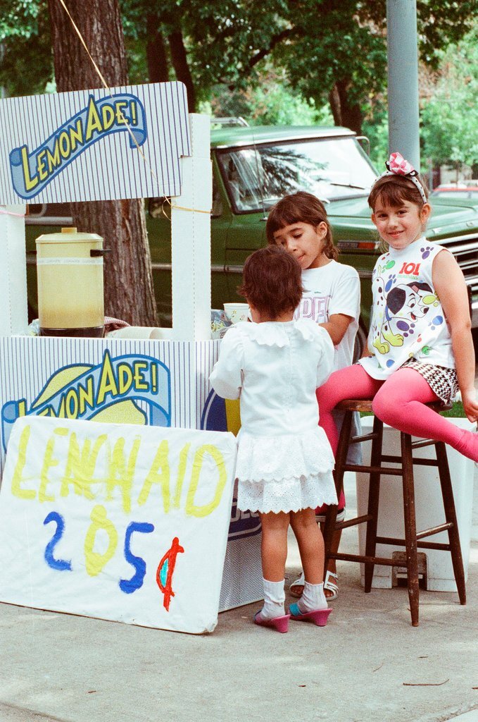 Children selling lemonade at Palmer Square Arts Fest - Amanda Alcock for Chicago Sun-Times