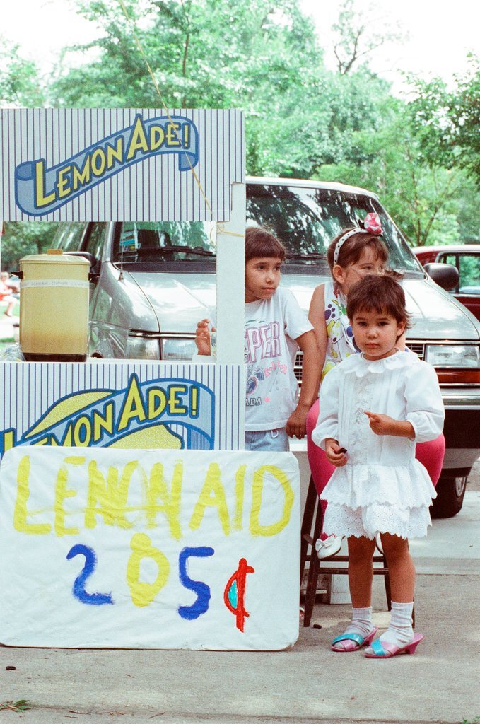 Children selling lemonade at Palmer Square Arts Fest - Amanda Alcock for Chicago Sun-Times