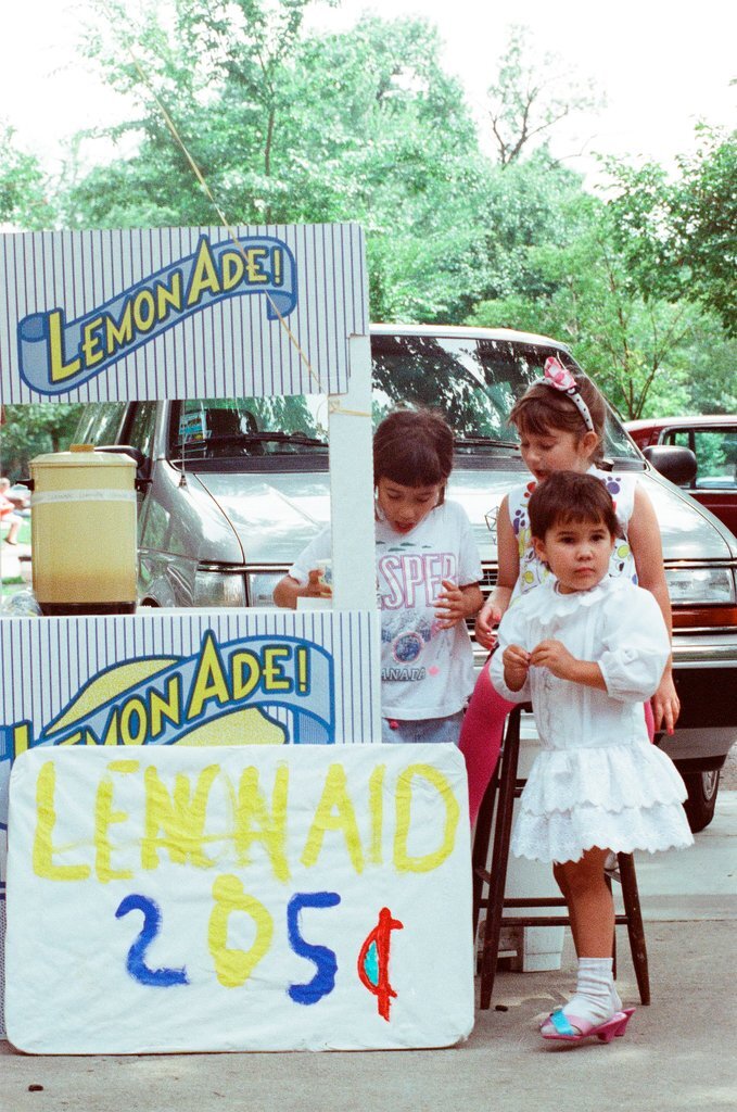 Children selling lemonade at Palmer Square Arts Fest - Amanda Alcock for Chicago Sun-Times