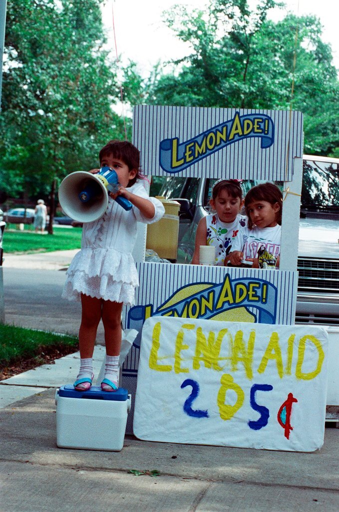 Children selling lemonade at Palmer Square Arts Fest - Amanda Alcock for Chicago Sun-Times