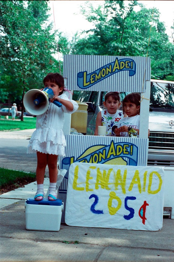 Children selling lemonade at Palmer Square Arts Fest - Amanda Alcock for Chicago Sun-Times