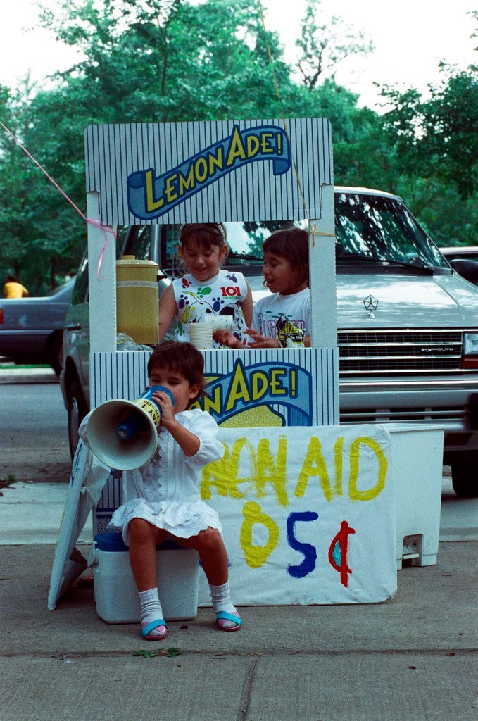 Children selling lemonade at Palmer Square Arts Fest - Amanda Alcock for Chicago Sun-Times