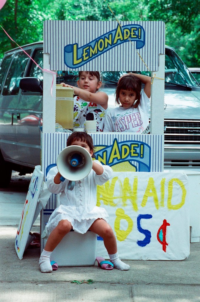 Children selling lemonade at Palmer Square Arts Fest - Amanda Alcock for Chicago Sun-Times