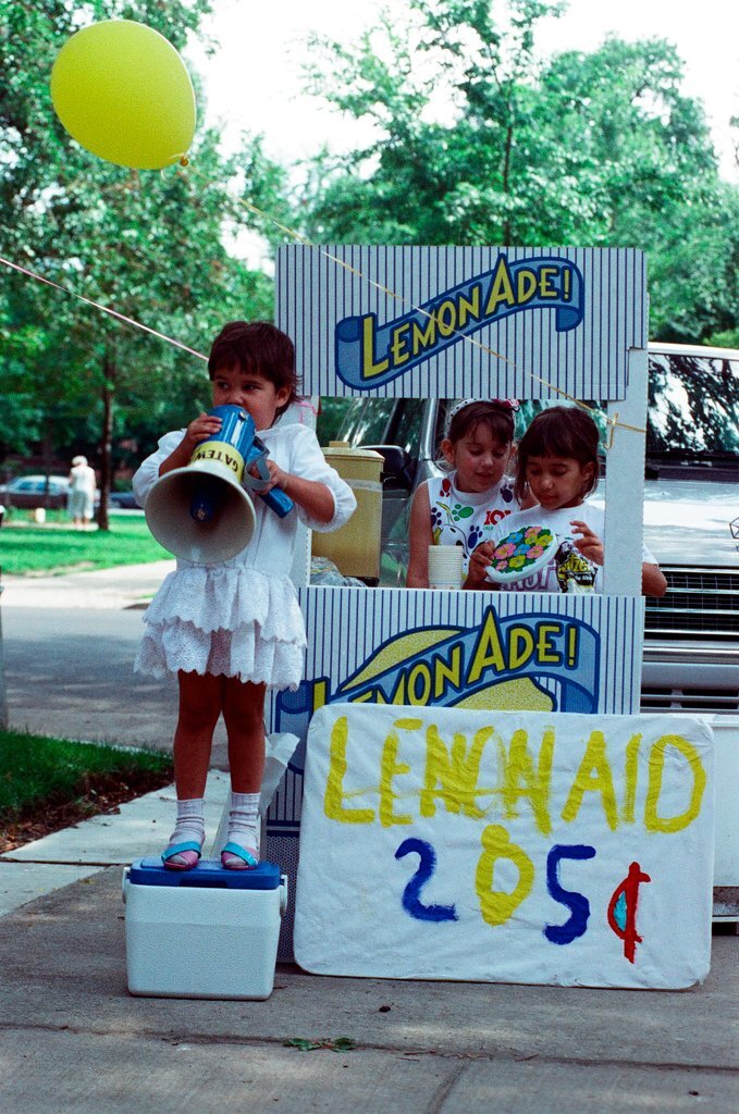 Children selling lemonade at Palmer Square Arts Fest - Amanda Alcock for Chicago Sun-Times