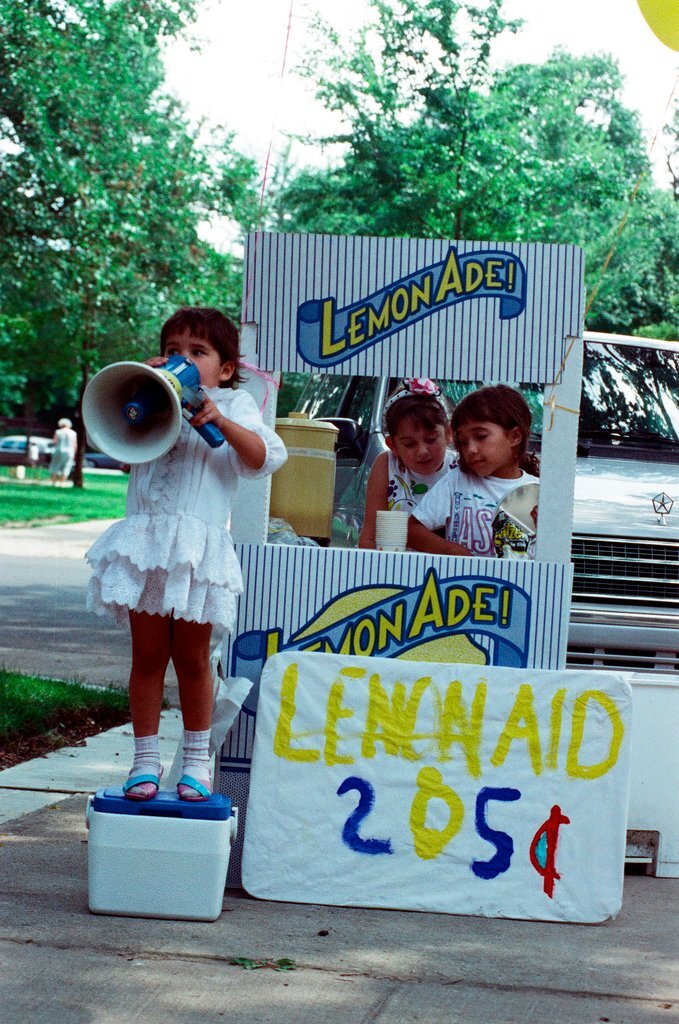 Children selling lemonade at Palmer Square Arts Fest - Amanda Alcock for Chicago Sun-Times