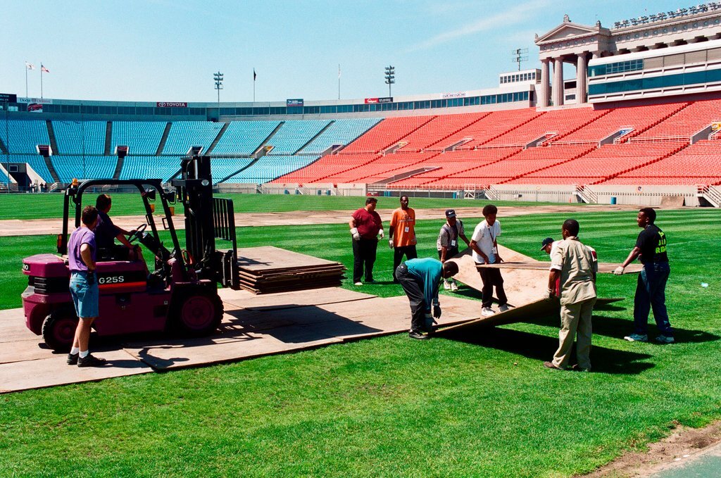 Soldier Field preparations for large mass - Jean Lachat for Chicago Sun-Times