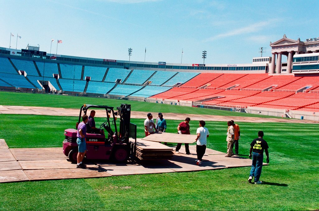 Soldier Field preparations for large mass - Jean Lachat for Chicago Sun-Times