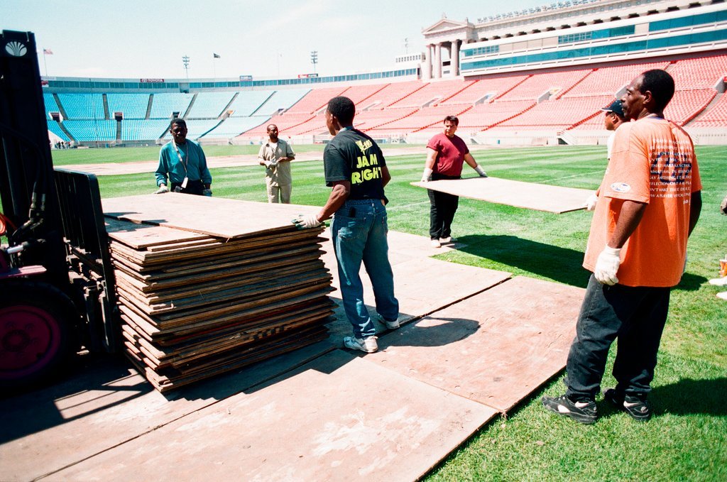 Soldier Field preparations for large mass - Jean Lachat for Chicago Sun-Times