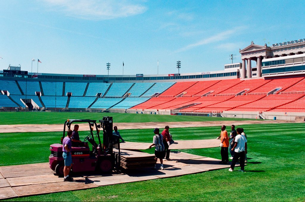 Soldier Field preparations for large mass - Jean Lachat for Chicago Sun-Times