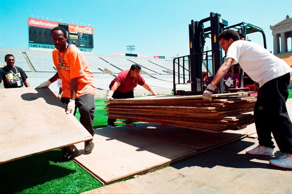 Soldier Field preparations for large mass - Jean Lachat for Chicago Sun-Times
