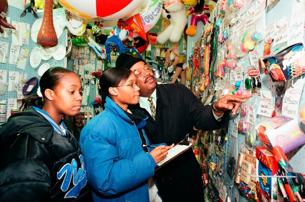 Barton Elementary students browse toy store - John H. White for Chicago Sun-Times
