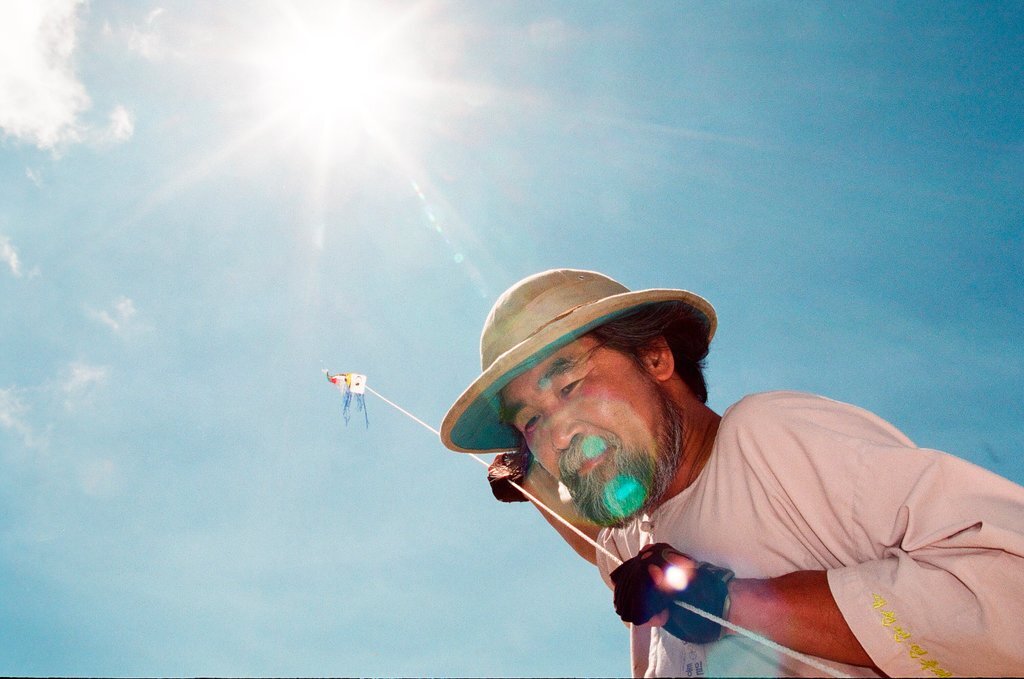Kim Kil Man sculpts a dragon at Montrose Beach - Bob (Robert) Black for Chicago Sun-Times