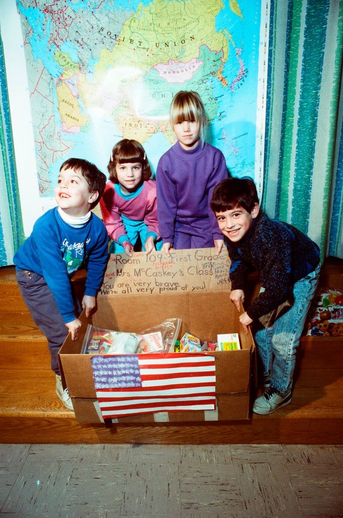Elementary students show support for troops in Persian Gulf - Nancy Stuenkel for Chicago Sun-Times