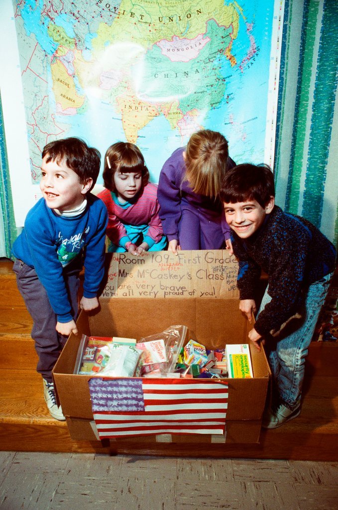 Elementary students show support for troops in Persian Gulf - Nancy Stuenkel for Chicago Sun-Times