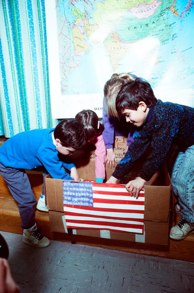 Elementary students show support for troops in Persian Gulf - Nancy Stuenkel for Chicago Sun-Times