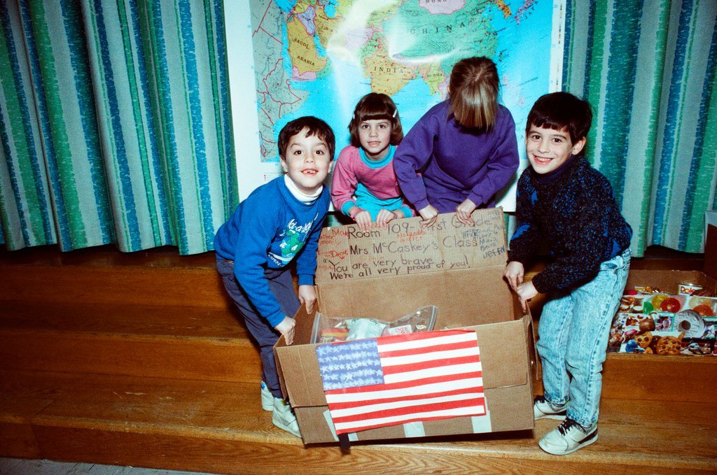 Elementary students show support for troops in Persian Gulf - Nancy Stuenkel for Chicago Sun-Times