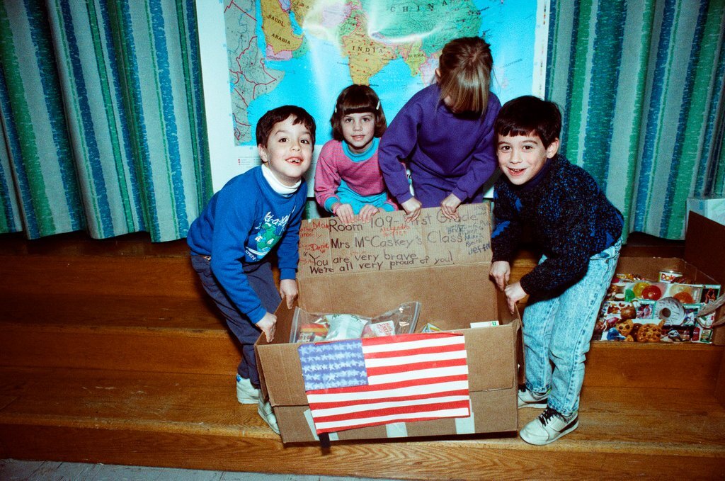 Elementary students show support for troops in Persian Gulf - Nancy Stuenkel for Chicago Sun-Times