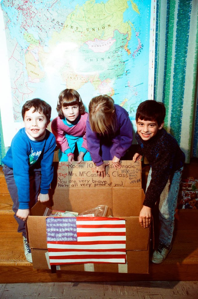 Elementary students show support for troops in Persian Gulf - Nancy Stuenkel for Chicago Sun-Times