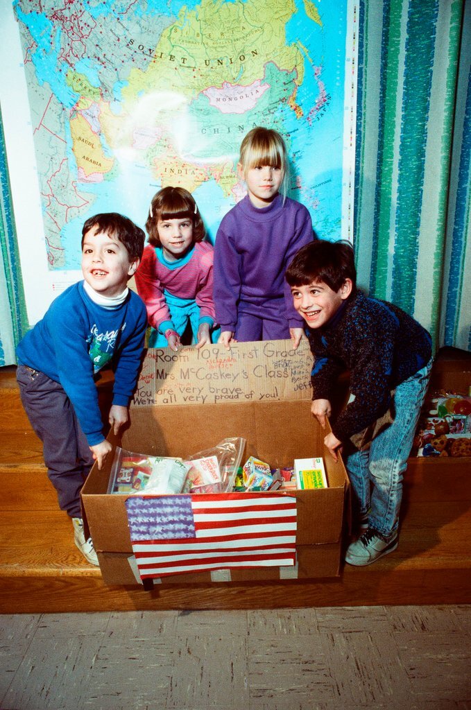 Elementary students show support for troops in Persian Gulf - Nancy Stuenkel for Chicago Sun-Times