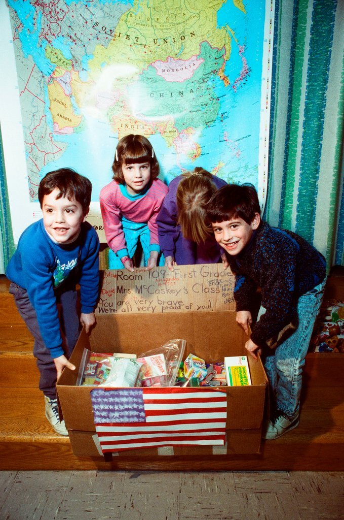 Elementary students show support for troops in Persian Gulf - Nancy Stuenkel for Chicago Sun-Times