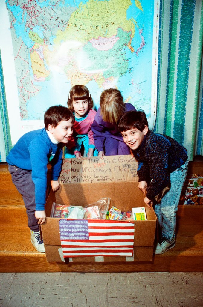 Elementary students show support for troops in Persian Gulf - Nancy Stuenkel for Chicago Sun-Times