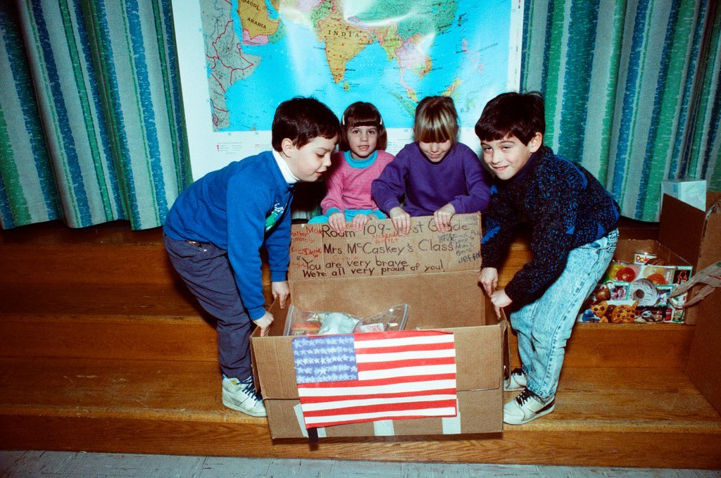 Elementary students show support for troops in Persian Gulf - Nancy Stuenkel for Chicago Sun-Times