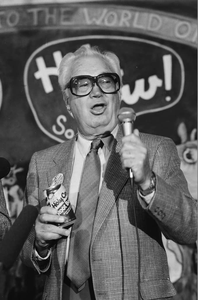 Harry Caray announces Holy Cow Sodas soft drink line - Keith Hale for Chicago Sun-Times