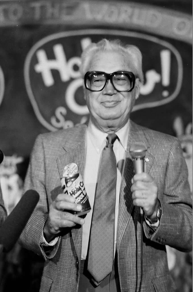 Harry Caray announces Holy Cow Sodas soft drink line - Keith Hale for Chicago Sun-Times