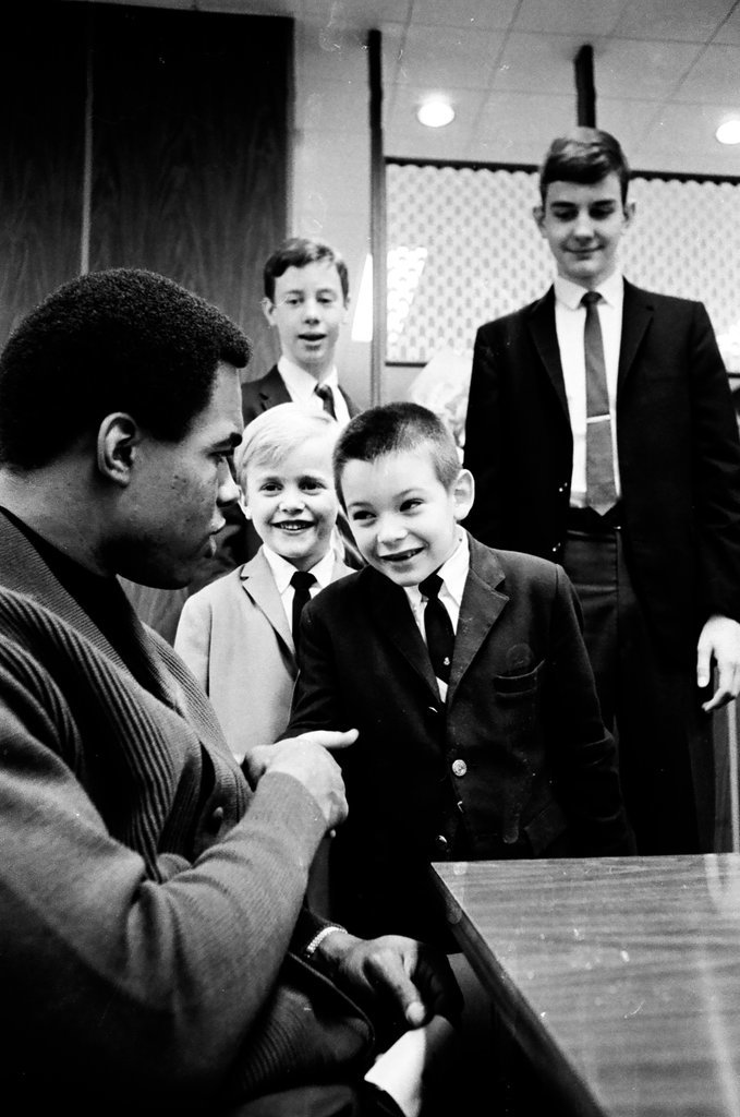 Gale Sayers signs autographs - Paul Sequeira for Chicago Sun-Times