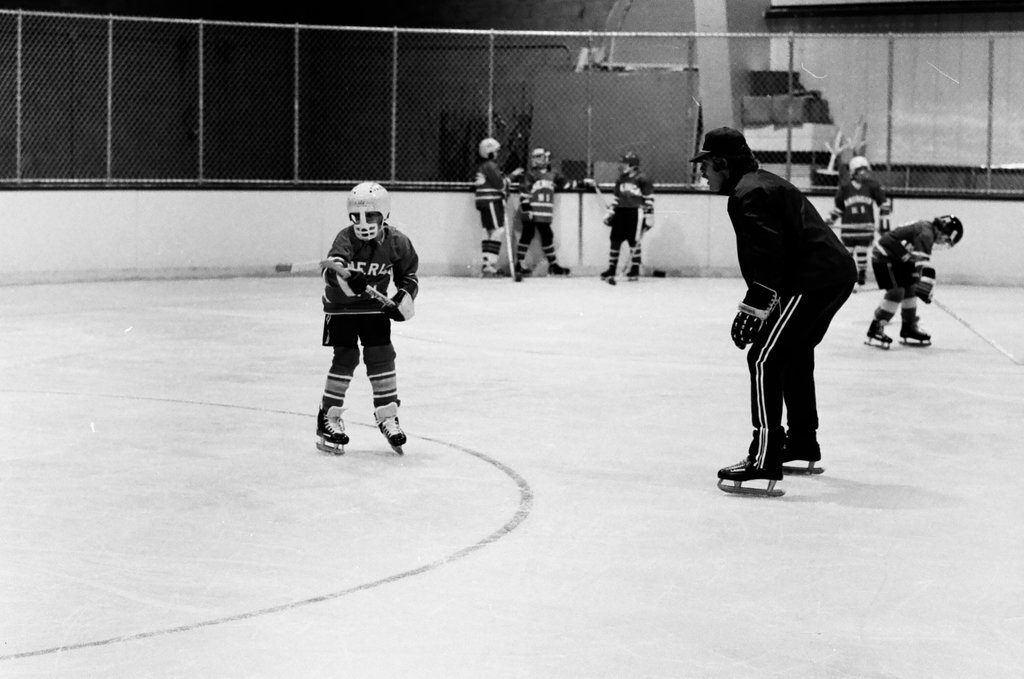 Stan Mikita leads hockey class for youths who are deaf - Jerry Tomaselli for Chicago Sun-Times