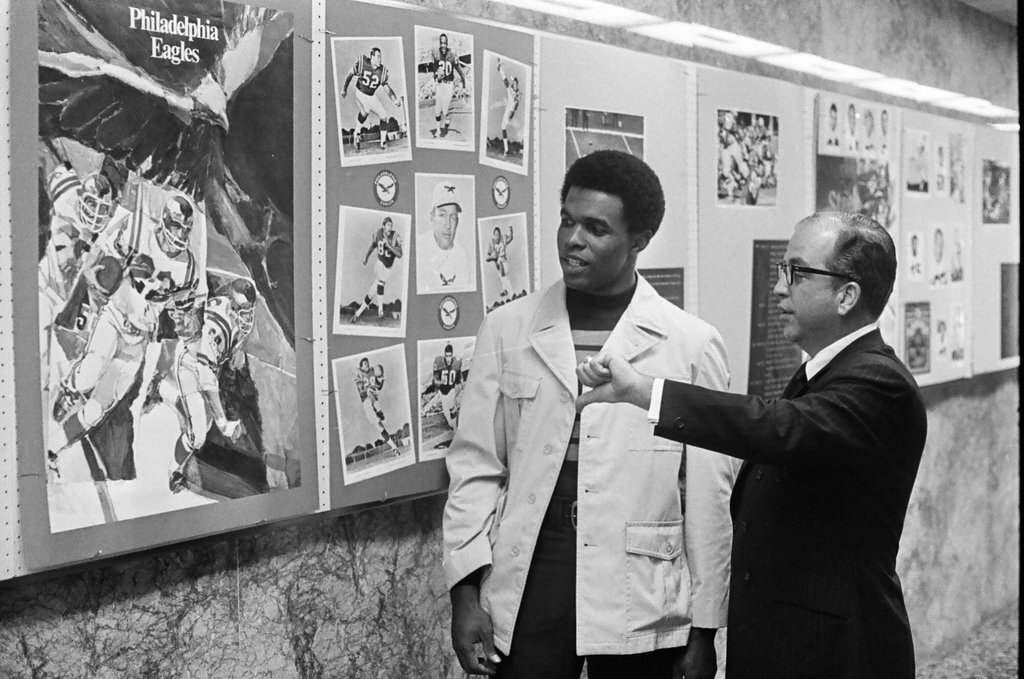 Gale Sayers and Al von Entress view exhibit - Charles Krejcsi for Chicago Sun-Times