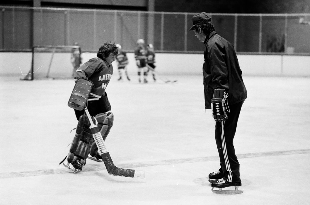 Stan Mikita leads hockey class for youths who are deaf - Jerry Tomaselli for Chicago Sun-Times