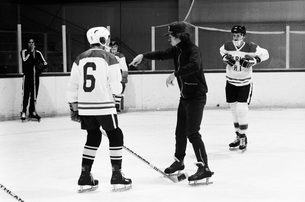 Stan Mikita leads hockey class for youths who are deaf - Jerry Tomaselli for Chicago Sun-Times