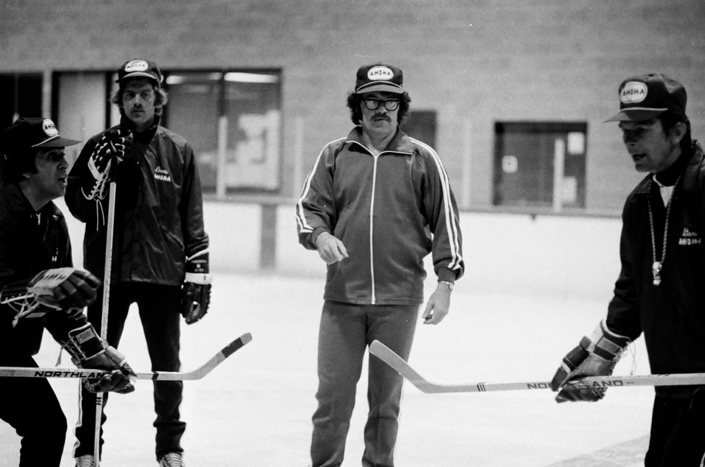 Stan Mikita leads hockey class for youths who are deaf - Jerry Tomaselli for Chicago Sun-Times