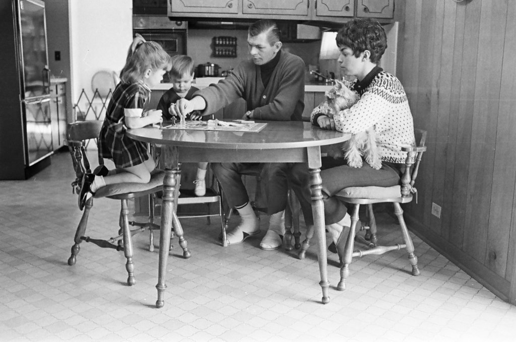 Stan Mikita at home with family - John Jaqua for Chicago Sun-Times